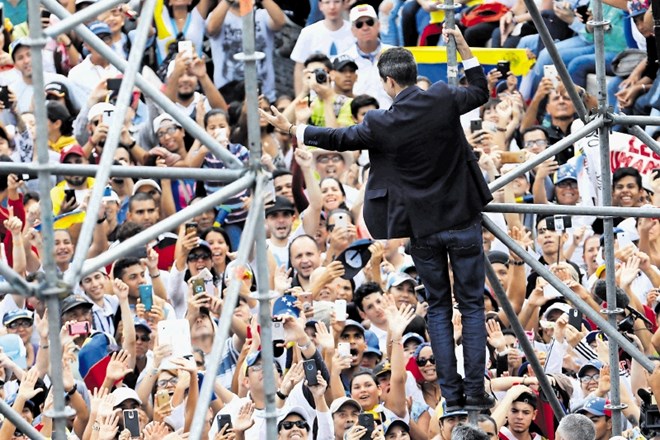 Samooklicani venezuelski predsednik Juan Guaido je privržence v Caracasu pozdravil tudi  z ogrodja odra.