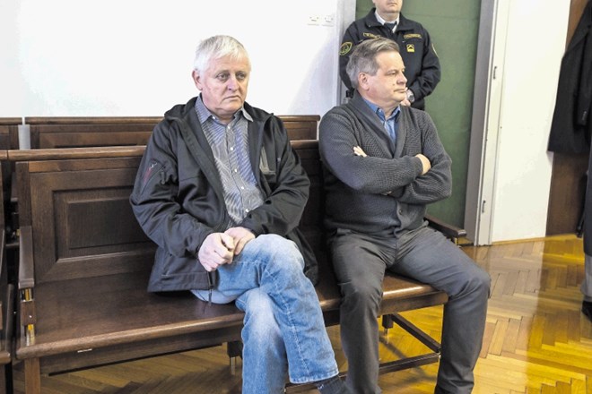 Nekdanji stečajni upravitelj Tomaž Kos (prvi z leve) je v priporu od marca lani, grozi mu večletna zaporna kazen.