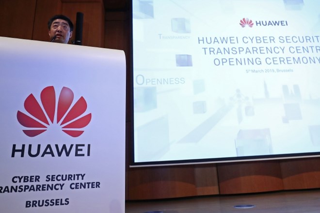 Ken Hu med govorom ob predstavitvi centra za kibernetsko varnost.