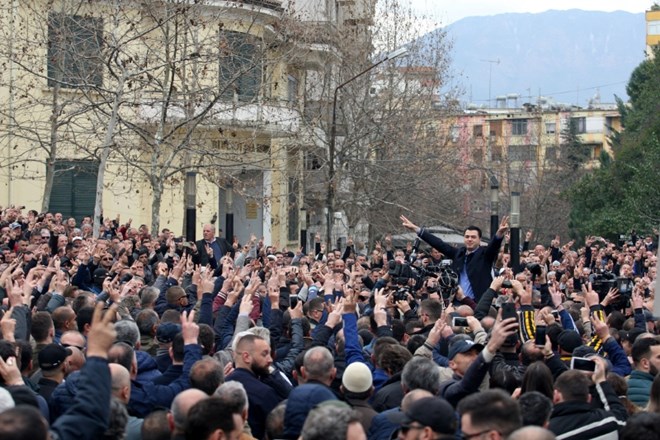 Lulzim Basha in protestniki pred parlamentom v središču Tirane.