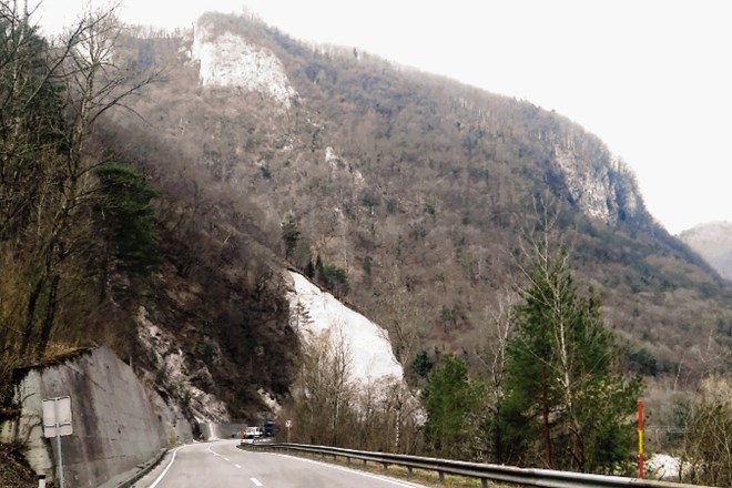 Direkcija za ceste je v minulih dneh začela sanirati posledice podora na regionalni cesti med Trbovljami in Zagorjem.