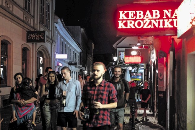Nemško-slovensko podjetje Alebon na veliko umika iz prometa poljski kebab zaradi suma, da vsebuje bakterijo salmonelo ali...