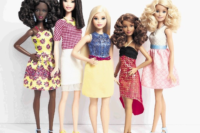 Kot kaže dokumentarec Ozka ramena, premislek o Barbie, je nova generacija barbik  na voljo v treh različnih postavah, visoke,...