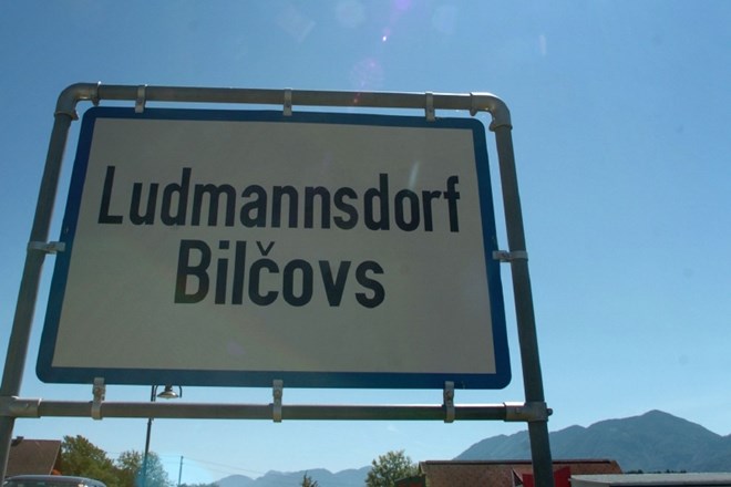 Nekateri kraji v Avstriji imajo dvojezični napis drugi pa ne.