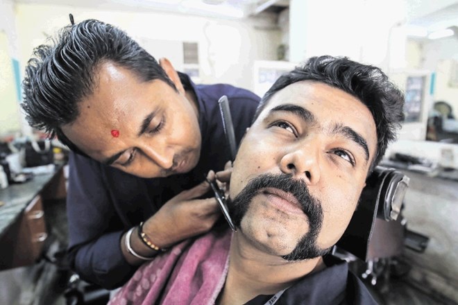 Neki brivski salon v Bangaloru je zgolj v enem samcatem dnevu »Abhinandanov rez« priskrbel 650 ljudem.