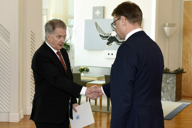 Finski premier Juha Sipilä (desno) jed anes predsedniku države Sauliju Niinstöju (levo) ponudil odstop vlade.