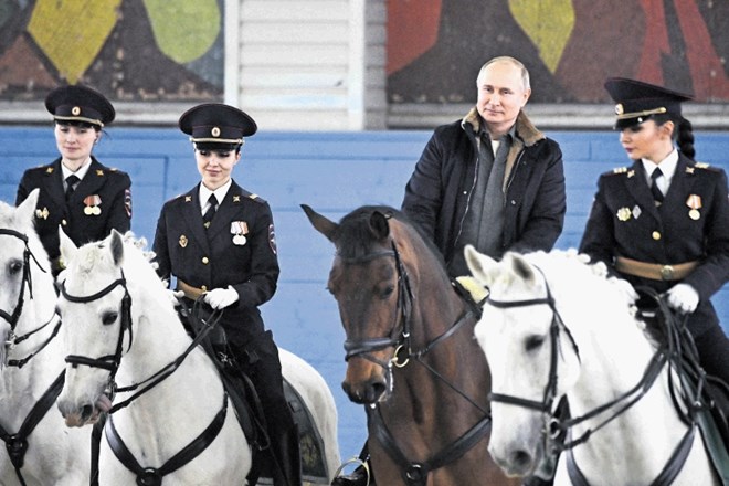 Putin se promovira kot velik ljubitelj živali, ob dnevu žena pa je s policistkami zajahal   vranca.