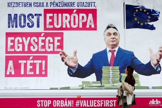 Plakat v Bruslju prikazuje madžarskega premiera Viktorja Orbana, na njem pa piše: »Najprej je hotel samo naš denar, zdaj pa...