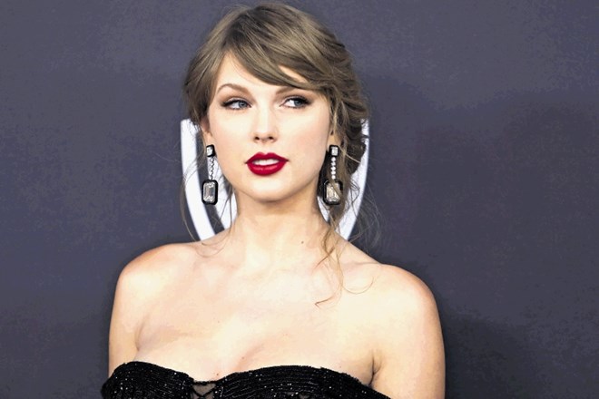Taylor Swift se trenutno spopada z boleznijo mame in zasledovalcem.