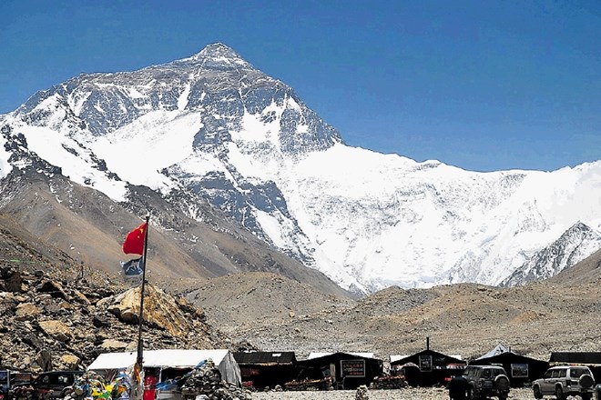 Zaradi omejitev na kitajski strani Everesta se bo povečal naval pohodnikov in plezalcev na nepalski strani gore.