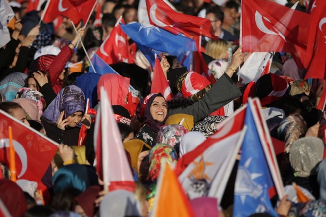 V Turčiji od neuspelega prevrata pridržali več kot pol milijona ljudi 