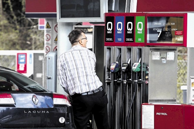 Na bencinskih servisih ob avtocestah je točenje bencina dražje za približno 2,5 odstotka, točenje dizla pa za 1,8 odstotka.