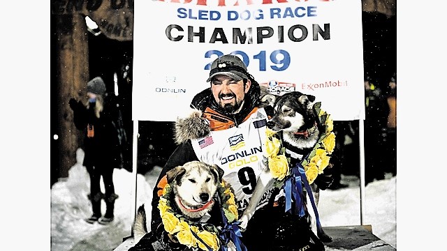 Zmagovalec dirke iz Anchoraga  do  Noma je prejel 50.000 dolarjev za prebijanje skozi aljaško zimo.