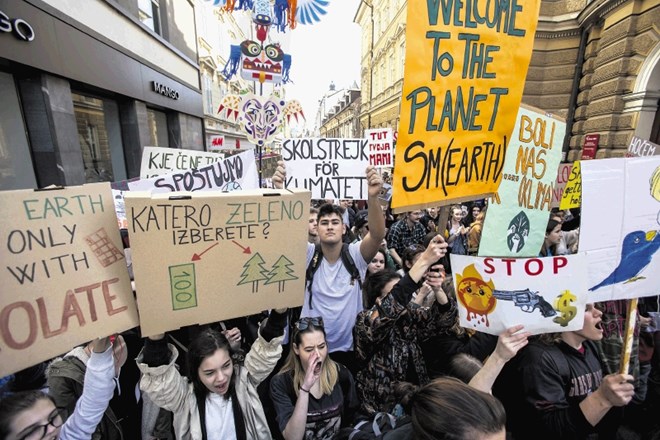 Okoli 12.000 mladih je včeraj v osmih krajih po Sloveniji protestiralo proti zgrešenemu in predvsem prepočasnemu podnebnemu...