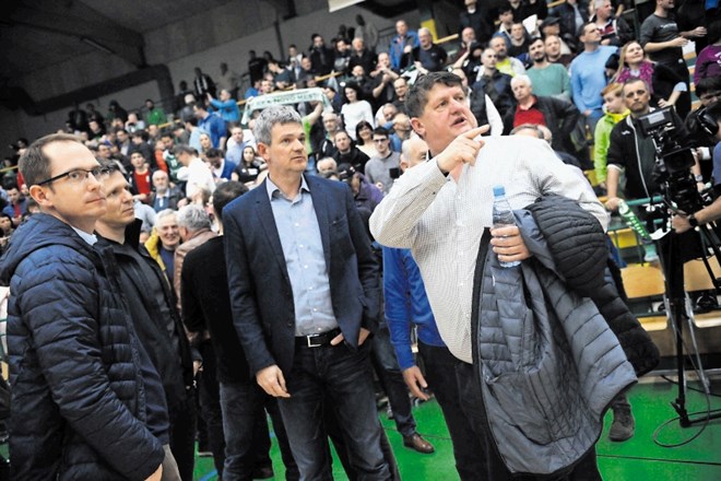 Predsednik Olimpije Tomaž Berločnik (levo) in direktor Roman Lisac (desno) sta se podpisala pod izpad Olimpije v 2. ligo...