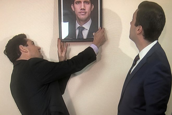 Carlos Vecchio menja fotografijo Nicolasa Madure s samooklicanim predsednikom Juan Guaidojem.
