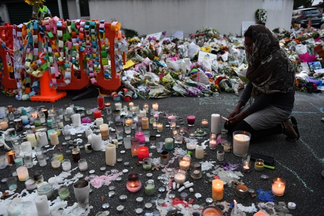 Sveče, rože in sporočila pred mošejo, kjer se je zgodil napad.
