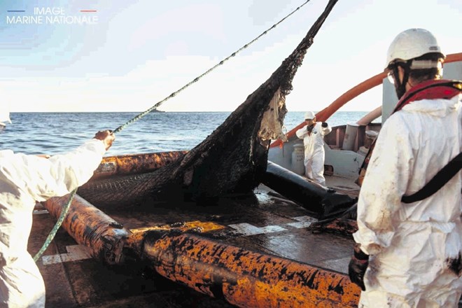 Onesnaženo vodo na francoskih in španskih ladjah »prečiščujejo« tudi s pomočjo vlečnih mrež.