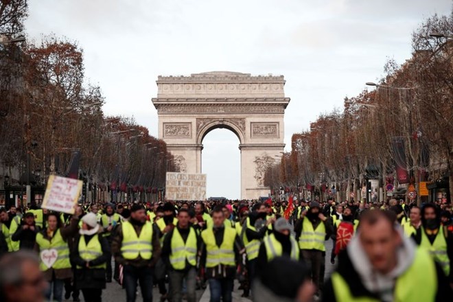Francoska vlada deležna kritik zaradi vojske na protestih rumenih jopičev
