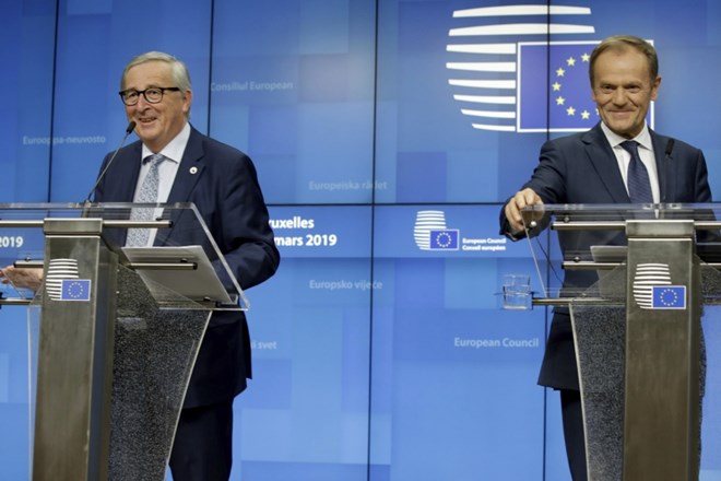 Jean-Claude Juncker na levi in Donald Tusk na desni