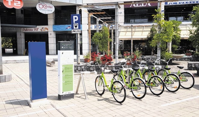 Petim postajam izposoje koles v Novem mestu letos dodajajo še devet novih postaj   z dvajsetimi kolesi, 45 električnimi...