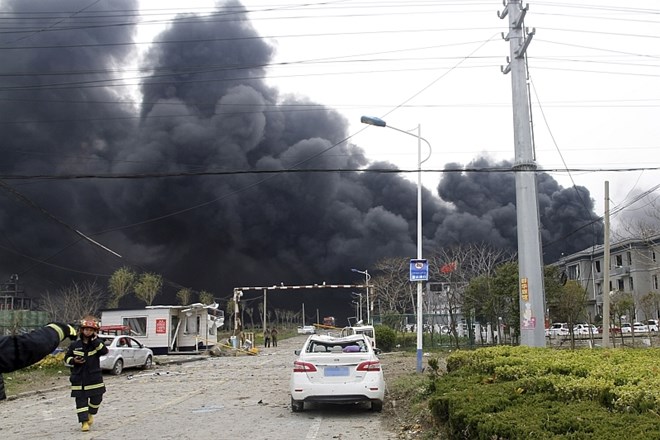 Eksplozija v kemični tovarni: umrlo 64 oseb, danes med ruševinami našli preživelega