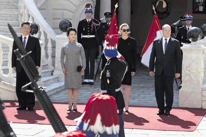Xi Jinpinga in ženo Peng Liyuan sta včeraj gostila monaški princ Albert II. in princesa  Charlene.  Kitajskega voditelja je...