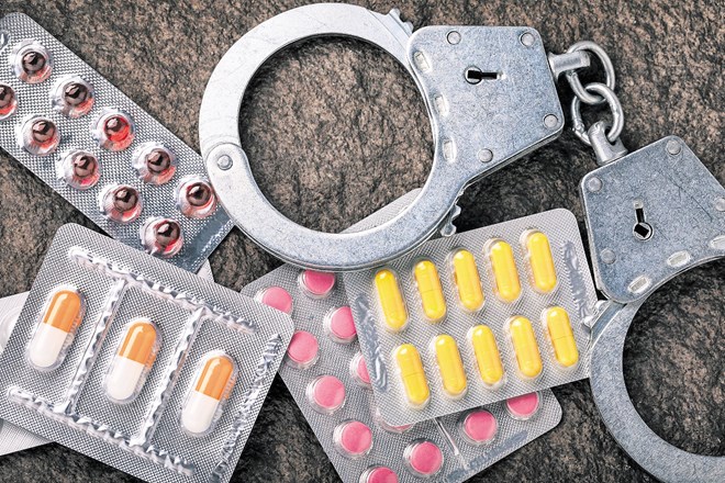 Prevaranti naivnim kupcem po spletu ponujajo ponarejena čudežna zdravila. Foto: iStock