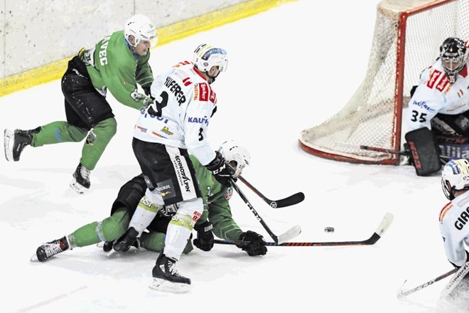 Hokejisti Olimpije (v zelenih dresih) so dobili tretjo domačo tekmo četrtfinala alpske lige proti Rittnu in povedli v zmagah...