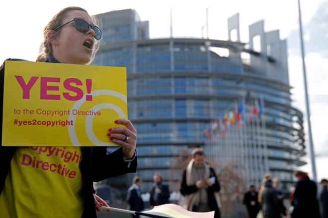 Ob sprejemanju reforme avtorskih pravic so umetniki pred evropskim parlamentom demonstrirali v podporo  direktivi.