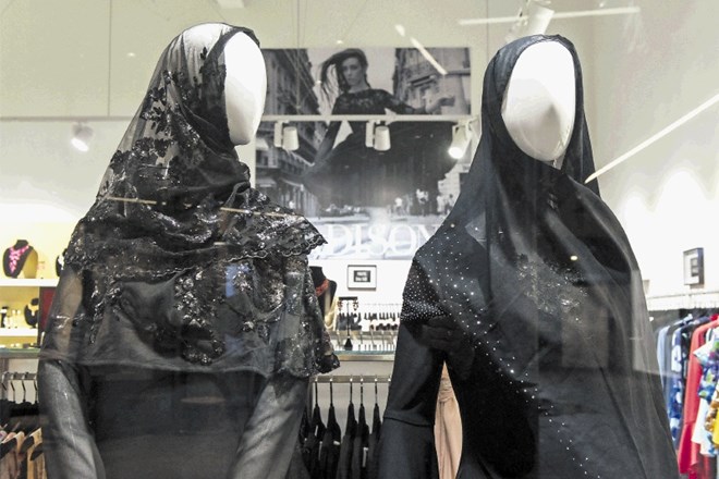 V znamenje podpore muslimanski skupnosti se ženske na Novi Zelandiji ovijajo  v rute. Na lutke v izložbah jih je namestila...