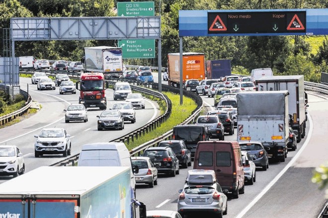 Na delovni dan je kar 84,3 odstotka poti, ki se začnejo v ljubljanski urbani regiji in končajo v mestu, opravljenih z avtom....