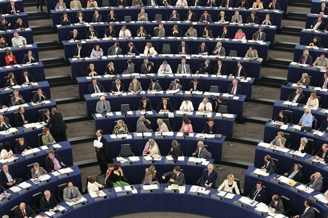 V Bruslju so danes v senci kritik objavili tretjo in predzadnjo projekcijo sedežev v prihodnjem Evropskem parlamentu.