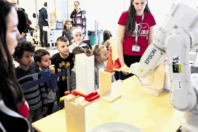 Zelo zanimive so robotske aplikacije, ki jih pripravljajo in obiskovalcem predstavijo študenti.