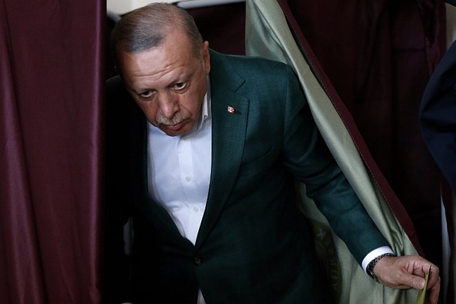 Na turških lokalnih volitvah slavila vladajoča AKP, v Ankari kaže na zmago opozicije 