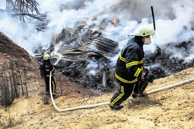 Tako so se gasilci julija 2017 borili s požarom v podjetju Ekosistemi. Ožgani odpadki še vedno ogrožajo zdravje prebivalcev.
