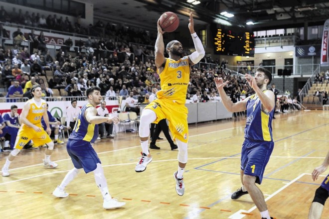Koprski košarkar Lance Christoper Harris (z žogo) je bil s 24 točkami prvi strelec  tekme proti ekipi MZT Skopje v Bonifiki.