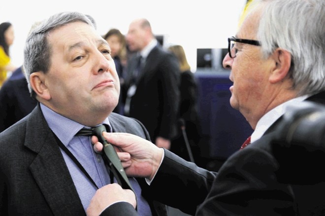 Predsednik evropske komisije Juncker je  zavezal kravato britanskemu poslancu v evropskem parlamentu in zagovorniku izstopa...