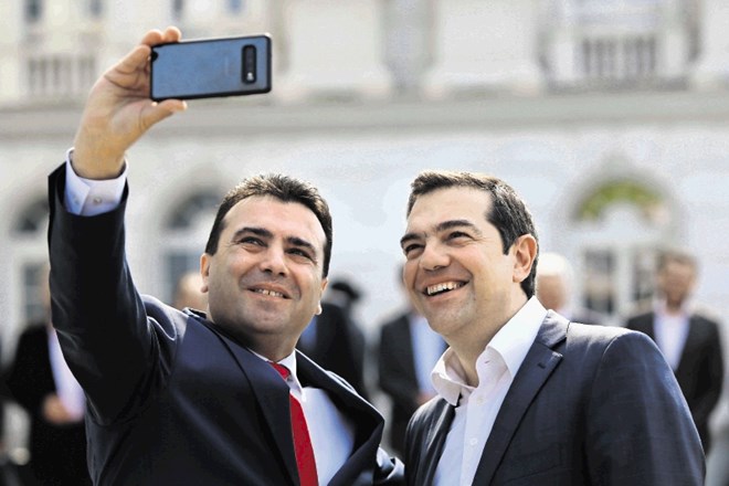 Premierja Zoran Zaev in Aleksis Cipras se pred pogovori v Skopju nista mogla upreti tudi med politiki priljubljenim...
