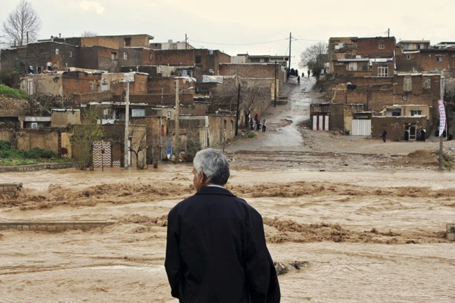 V poplavah, ki so prizadele več delov Irana, je v zadnjih dveh tednih umrlo najmanj 45 ljudi.