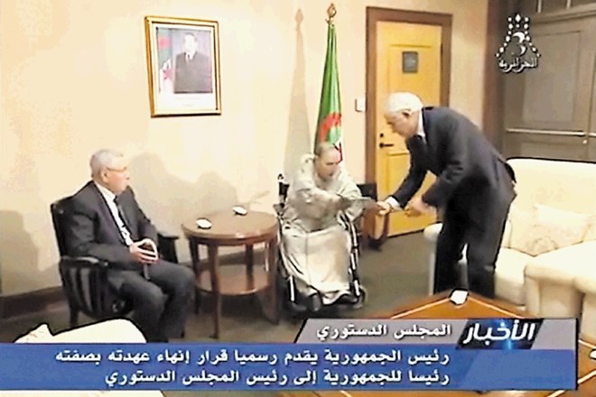 Alžirci so v zadnjih letih redko videli svojega predsednika Butefliko, odstopno izjavo pa je vodji ustavnega sveta Tajebu...