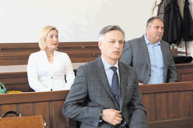Na zatožno klop okrožnega sodišča v Mariboru so danes sedli Ljubo Peče (spredaj), Mateja Vidnar Stiplošek in Simon Zdolšek....