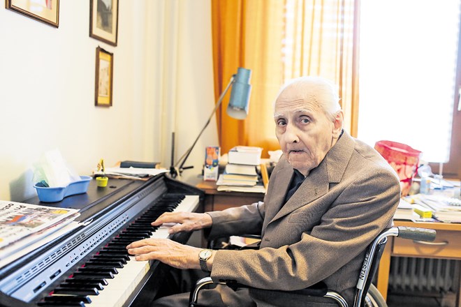 Jožko Battestin je imel pri stoprvem letu klavirski koncert za vse stanovalce doma Kolezija. Bojan Velikonja