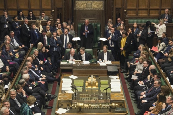 Britanski poslanci podprli vnovično preložitev brexita.