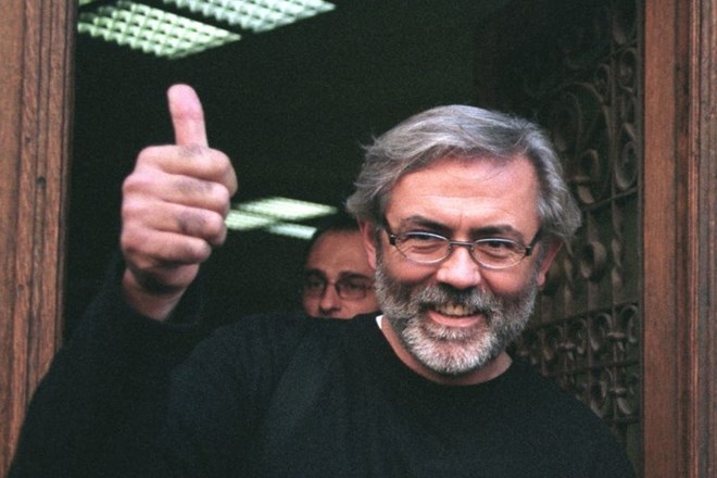 Specializirano sodišče v Beogradu je danes zaradi umora novinarja Slavka Ćuruvije leta 1999 četverico nekdanjih pripadnikov...