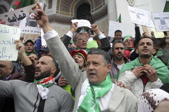 Na stotine protestnikov se je danes zbralo v alžirskem glavnem mestu, kjer zahtevajo prenovo političnega sistema in s odhod...