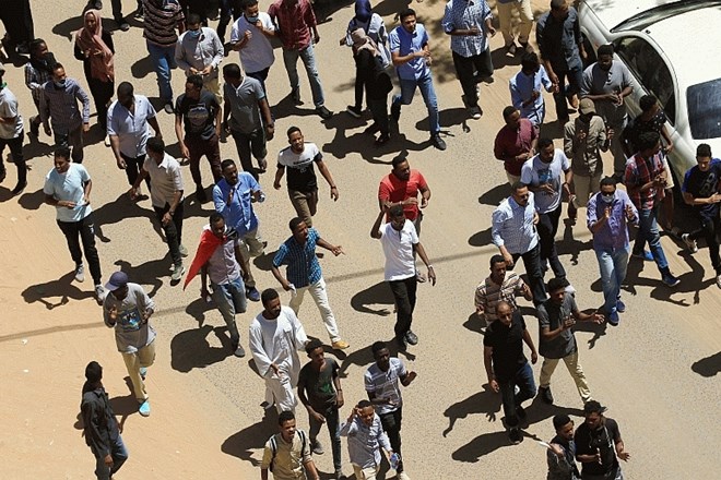 eč tisoč ljudi se je v soboto v sudanski prestolnici Kartum zbralo na protestih proti predsedniku Omarju al Baširju. Reuters