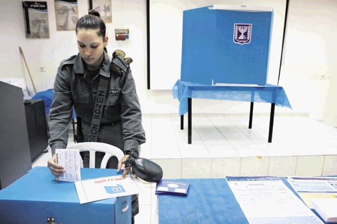 Na okupiranem Zahodnem bregu so mobilne volilne skrinjice zakrožile že včeraj in tako je svoj glas oddala tudi izraelska...