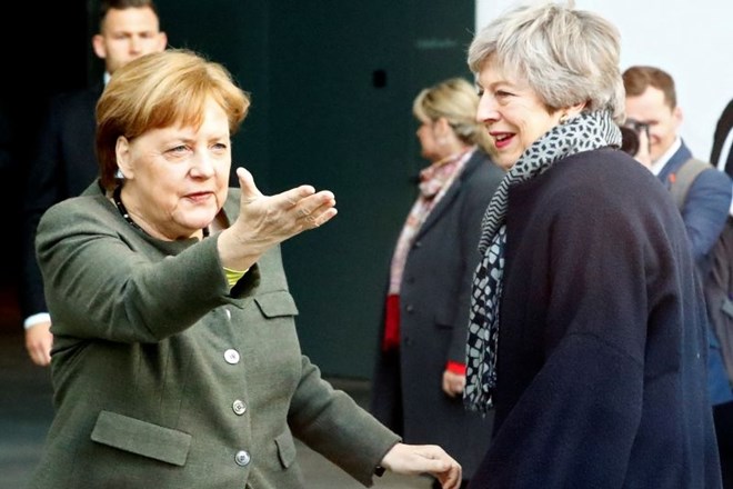 Theresa May v Berlinu naproša za podporo nemške kanclerke Angele Merkel za vnovično preložitev brexita.