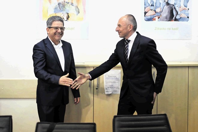 Spoznavno srečanje med ministrom za zdravje Alešem Šabedrom in predsednikom sindikata Fides Konradom Kuštrinom, ki po mnenju...